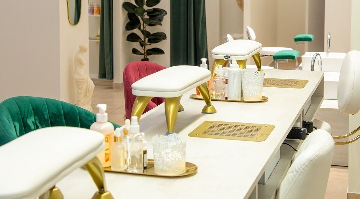 Κομψό σαλόνι ομορφιάς στο Aurora Fiercely Feminine, Chalkis, GR, με πολυτελή καθίσματα και προϊόντα περιποίησης.