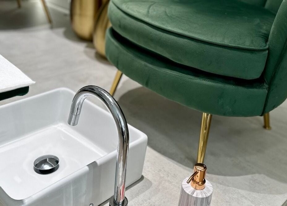 Μοντέρνος χώρος πεντικιούρ στο Aurora Fiercely Feminine, Chalkis, GR με πράσινη πολυθρόνα.