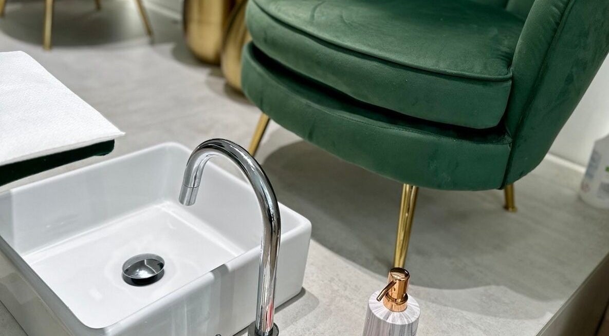 Μοντέρνος χώρος πεντικιούρ στο Aurora Fiercely Feminine, Chalkis, GR με πράσινη πολυθρόνα.