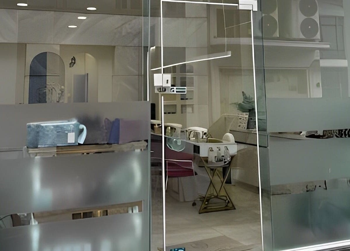 Σύγχρονο και κομψό σαλόνι στο Aurora Fiercely Feminine, Chalkis, GR με μοντέρνα διακόσμηση.