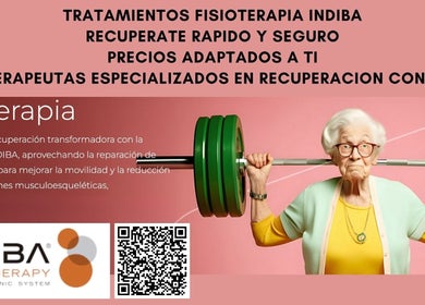 Mujer mayor levantando pesas, promoviendo fisioterapia en Estetica Avanzada Y Bienestar Ania Iglesias, Madrid, ES.