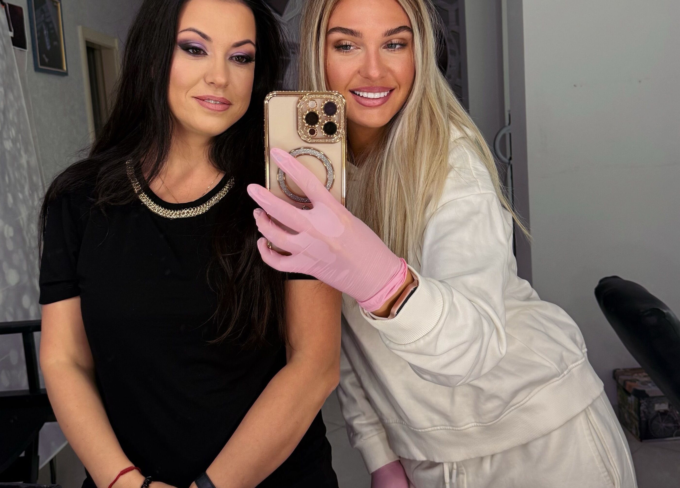 Две жени правят селфи в Studio grim, София, Област София, BG, демонстрирайки стилна визия.