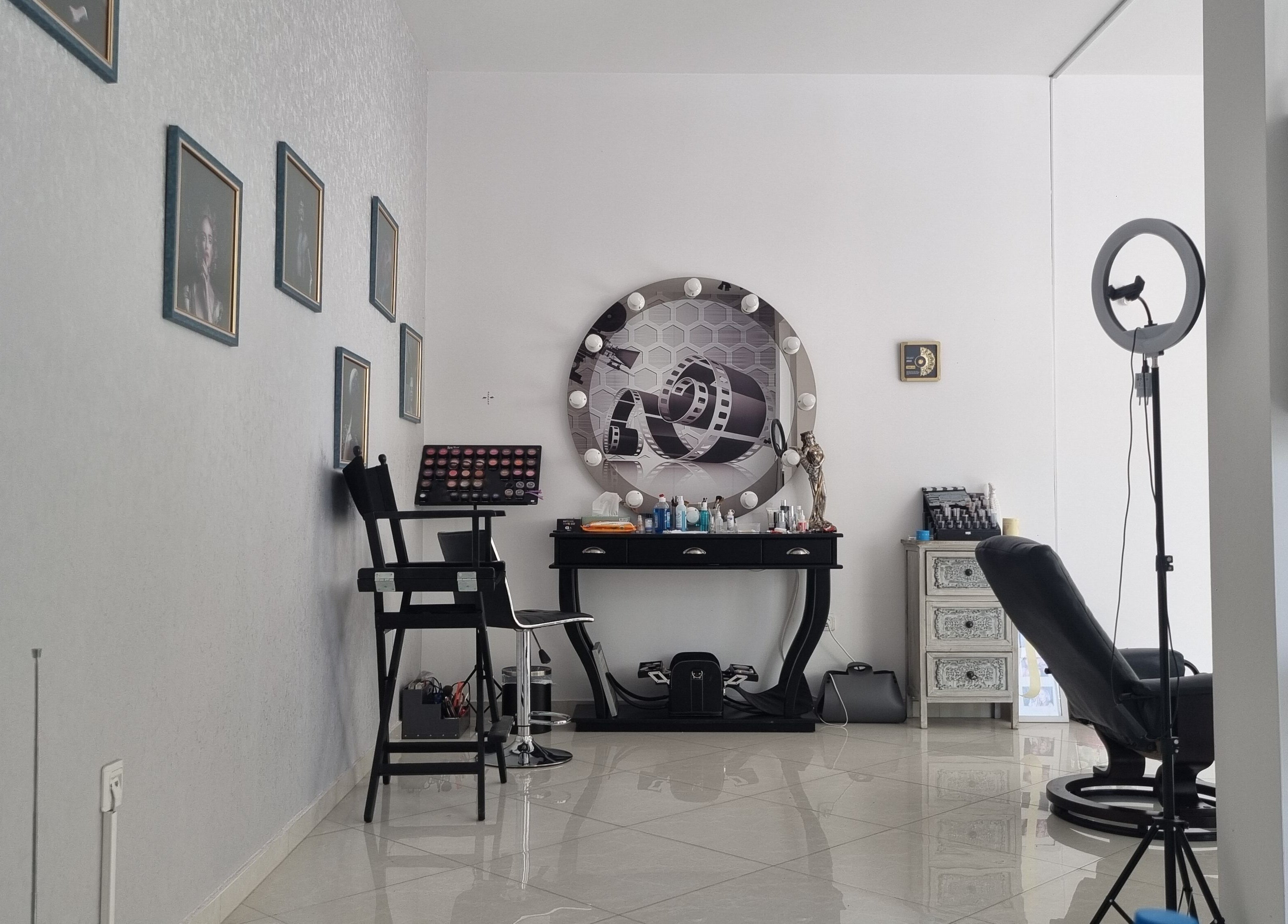 Интериор на Studio grim в София, Област София, BG, с гримьорска маса и стилен декор.