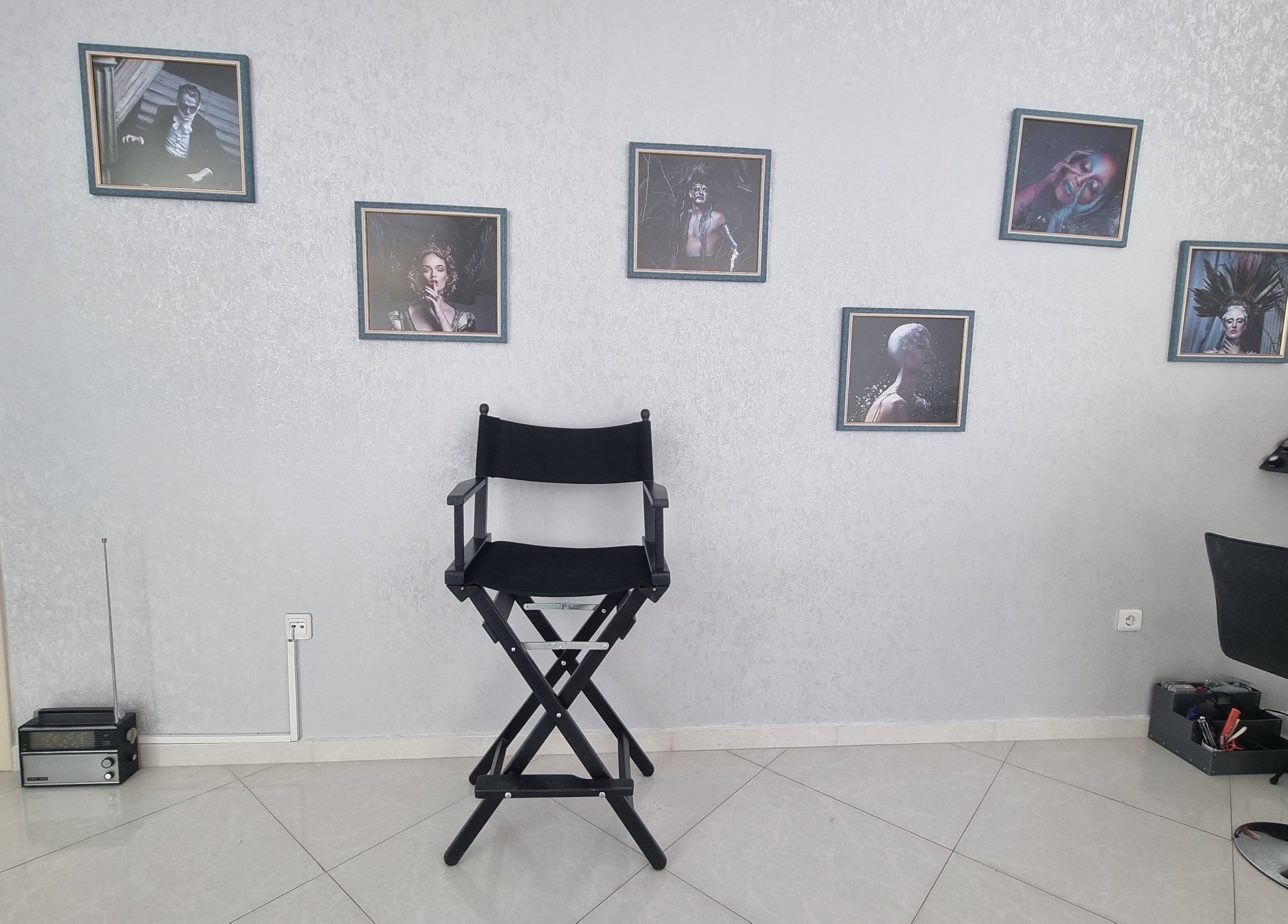 Интерьор на Studio grim с артистични портрети на стена в София, Област София, BG.