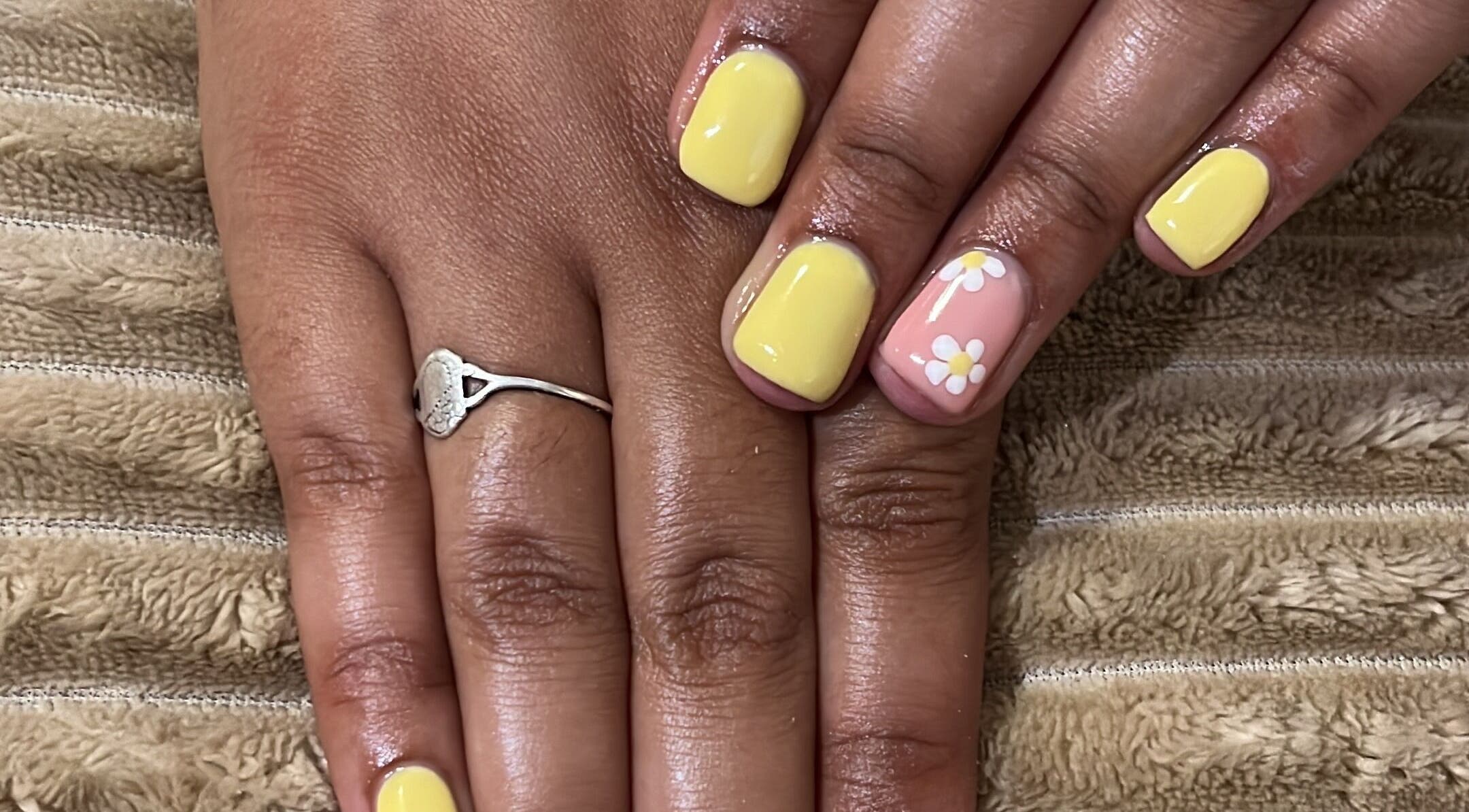 Yellow and pink daisy nail art at nailsby courtney, Worcester, Western Cape, ZA.