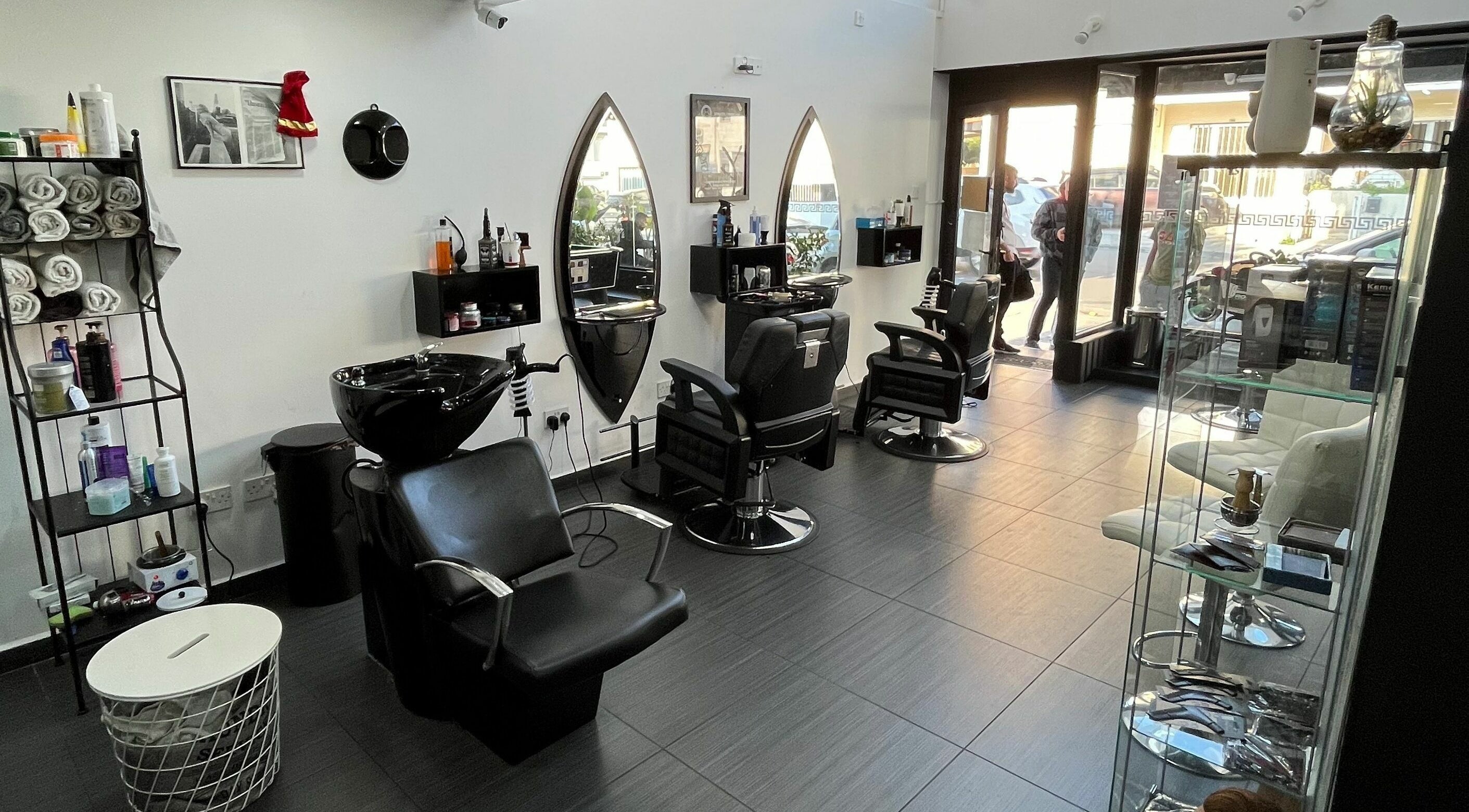 Εσωτερικό του OSCAR SOCIETY HAIR SALON στη Λεμεσό, Λεμεσό, CY, με μοντέρνα διακόσμηση και χώρο εξυπηρέτησης.
