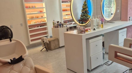 Salão moderno do Espaço Analice Desing em Ceará, BR, com espelhos iluminados e decoração natalina.