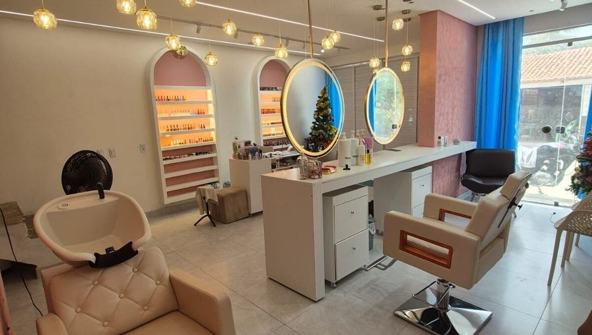 Interior do Espaço Analice Desing com cadeiras estilosas e espelhos, Ceará, Ceará, BR.