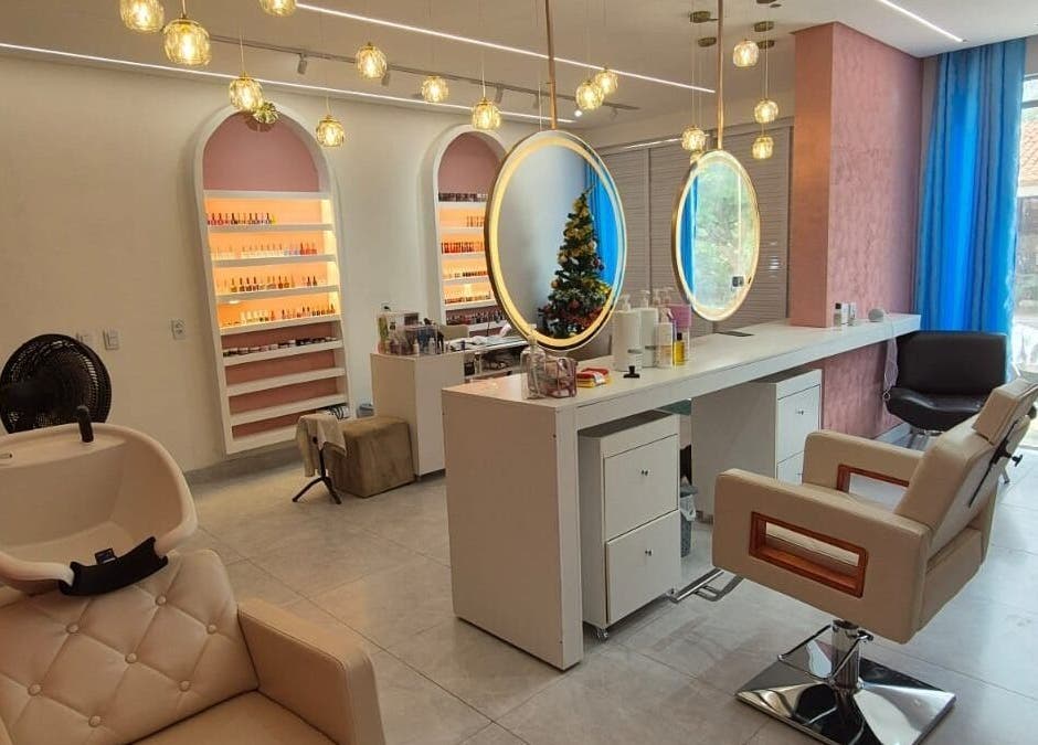 Interior do Espaço Analice Desing com cadeiras estilosas e espelhos, Ceará, Ceará, BR.