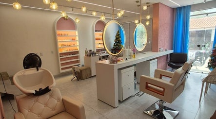 Interior do Espaço Analice Desing com cadeiras estilosas e espelhos, Ceará, Ceará, BR.