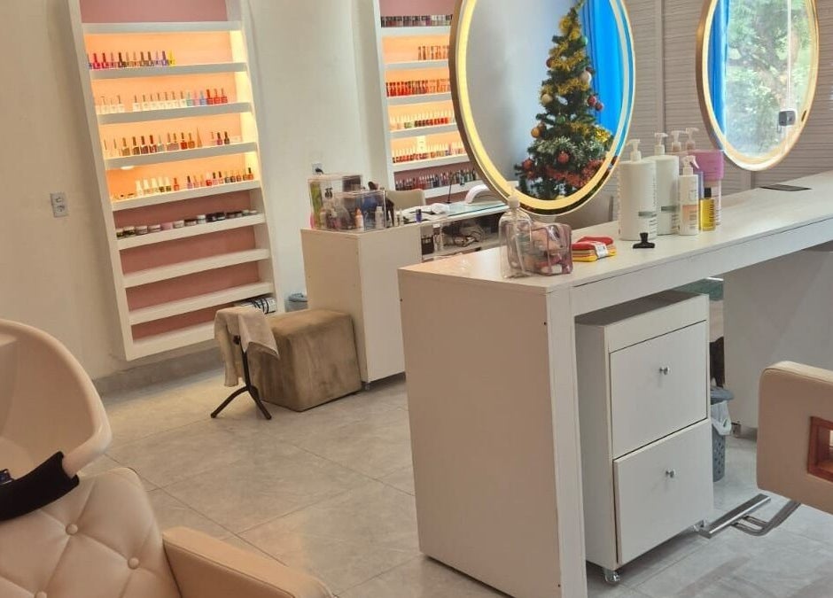 Sala moderna do Espaço Analice Desing, Ceará, Ceará, BR, com espelhos iluminados e estantes de esmaltes.