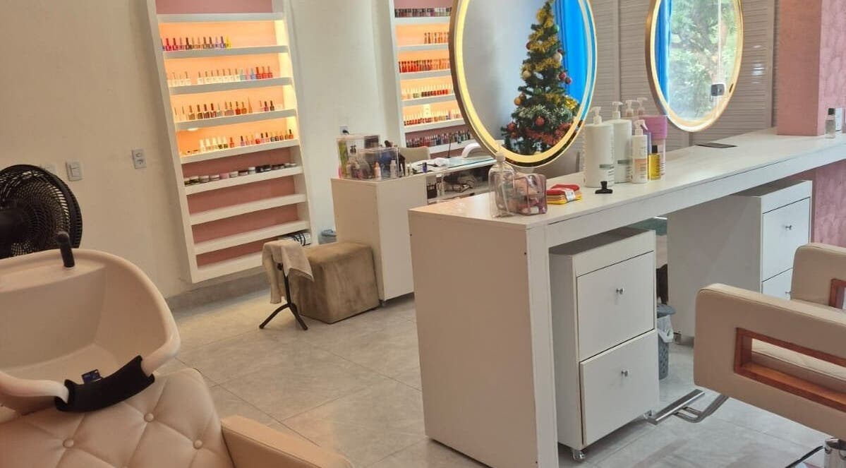 Sala moderna do Espaço Analice Desing, Ceará, Ceará, BR, com espelhos iluminados e estantes de esmaltes.