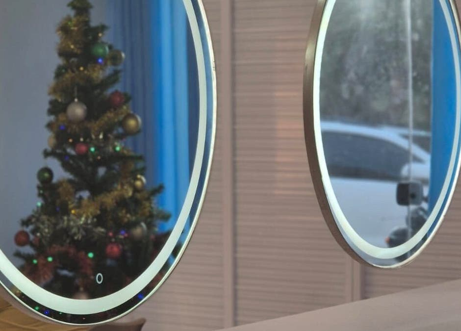 Espelho redondo com árvore de Natal refletida no Espaço Analice Desing, Ceará, Ceará, BR.