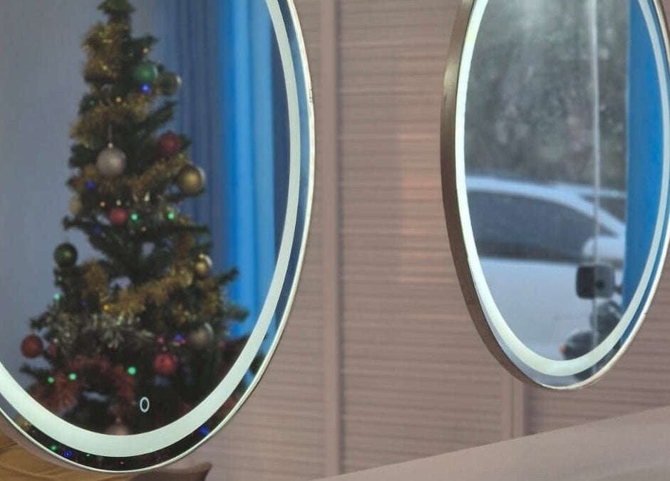 Espelho redondo com árvore de Natal refletida no Espaço Analice Desing, Ceará, Ceará, BR.