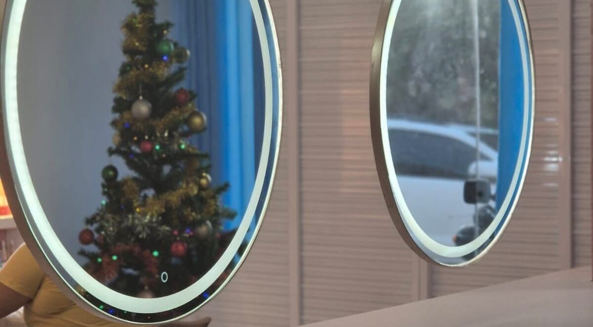 Espelho redondo com árvore de Natal refletida no Espaço Analice Desing, Ceará, Ceará, BR.