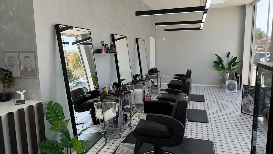 Sinza Studio, bild 1
