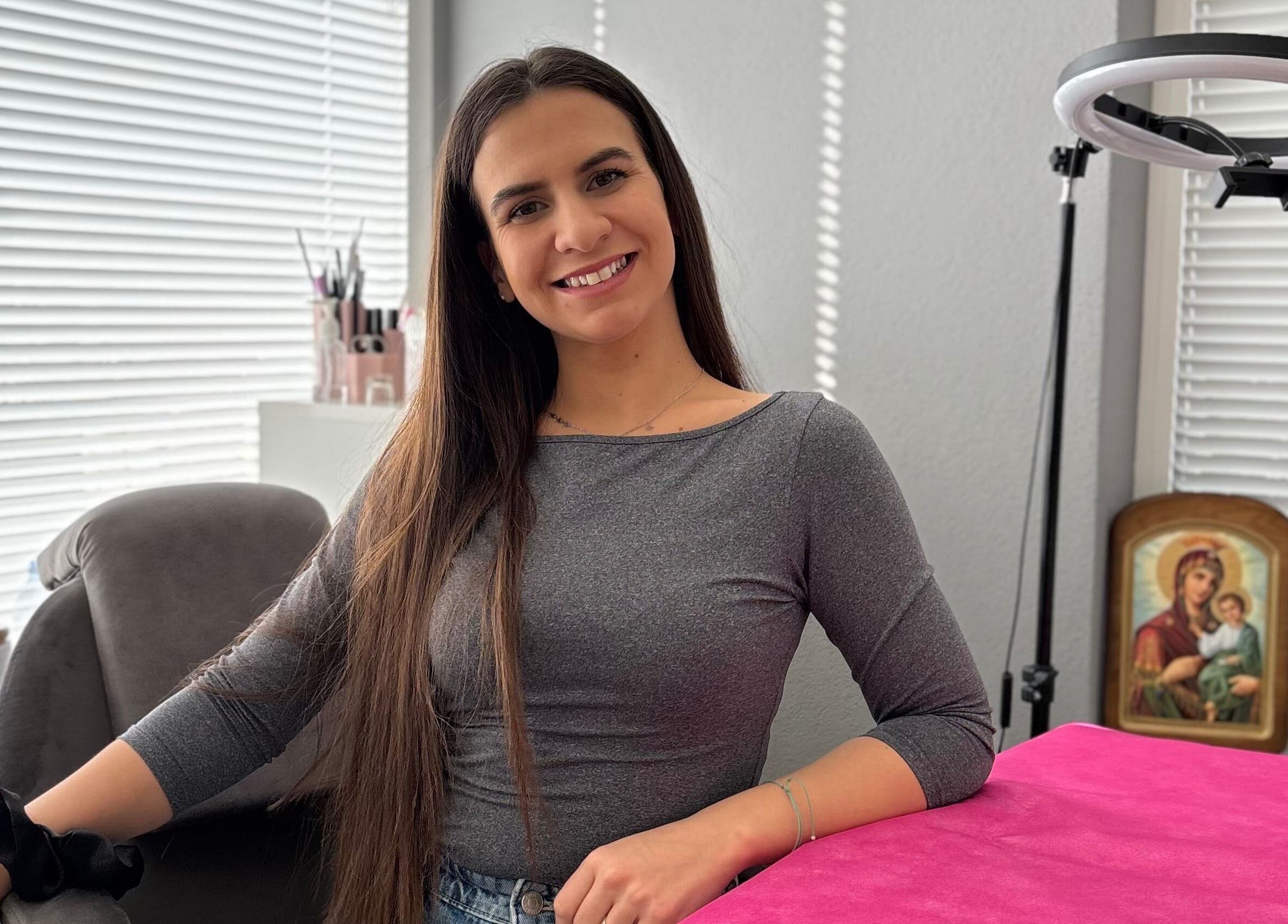 Professional smiling at Brows Simona, Sandanski, Blagoevgrad, BG, in a brightly lit beauty studio.