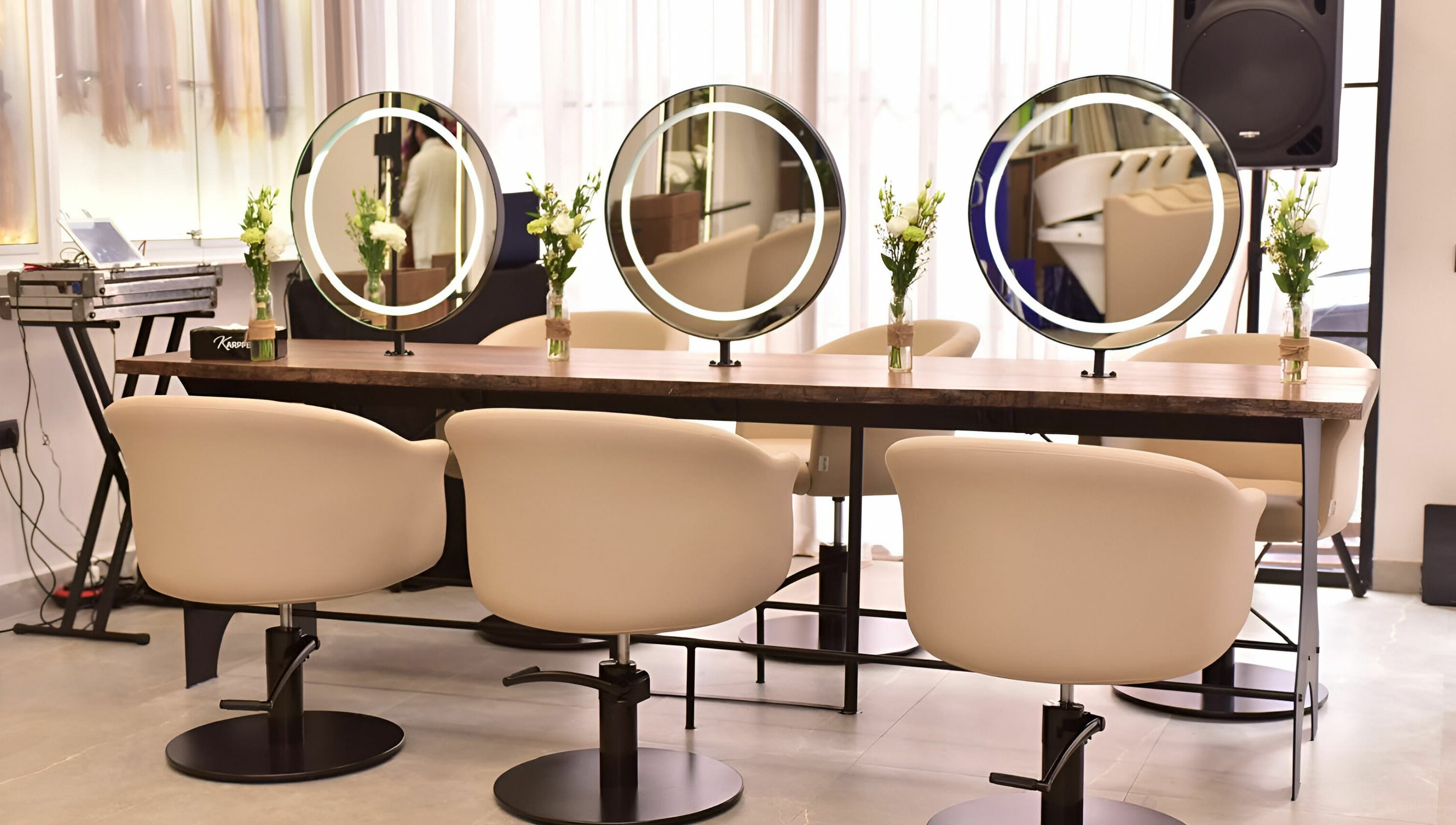 L'intérieur chic de Karppes uptown à Casablanca-settat, MA avec miroirs circulaires élégants.