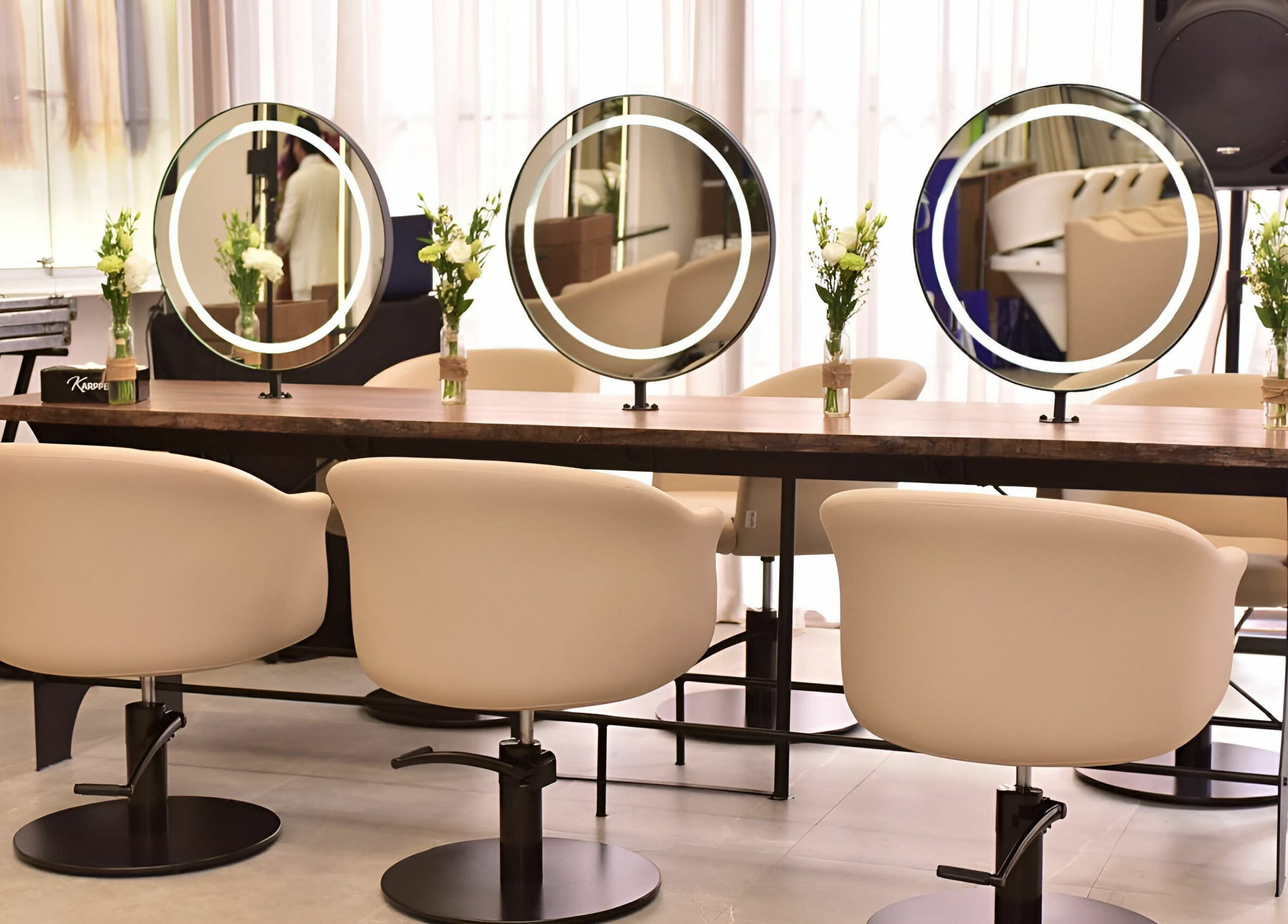 L'intérieur chic de Karppes uptown à Casablanca-settat, MA avec miroirs circulaires élégants.