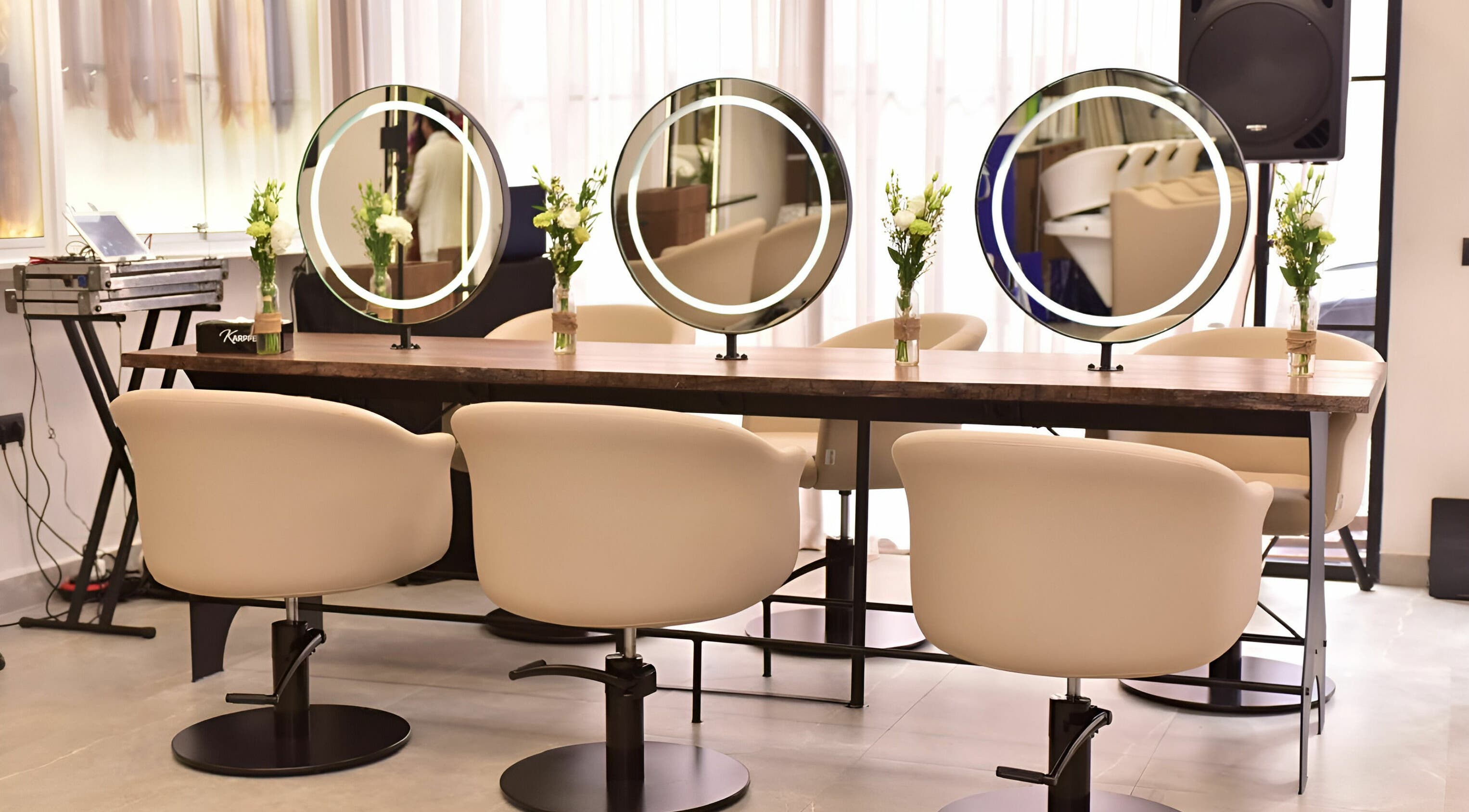 L'intérieur chic de Karppes uptown à Casablanca-settat, MA avec miroirs circulaires élégants.