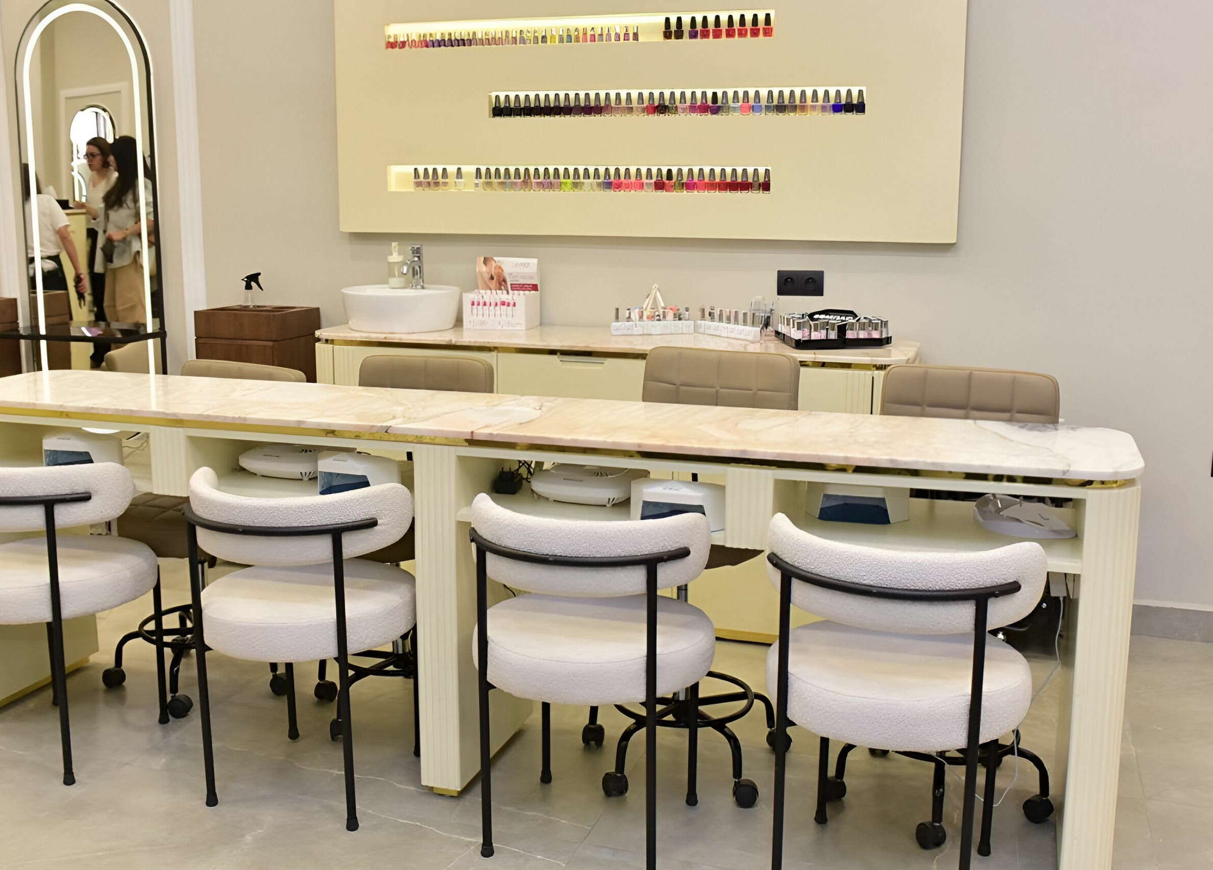 Salon de manucure moderne à Karppes Uptown, Casablanca, Casablanca-settat, MA avec palettes de vernis.