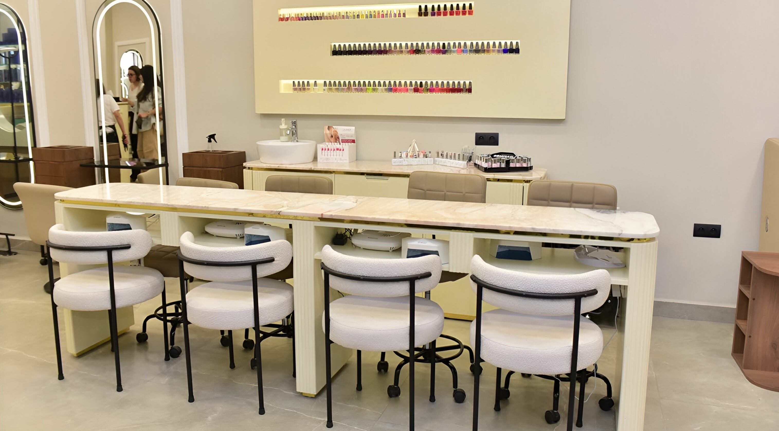 Salon de manucure moderne à Karppes Uptown, Casablanca, Casablanca-settat, MA avec palettes de vernis.