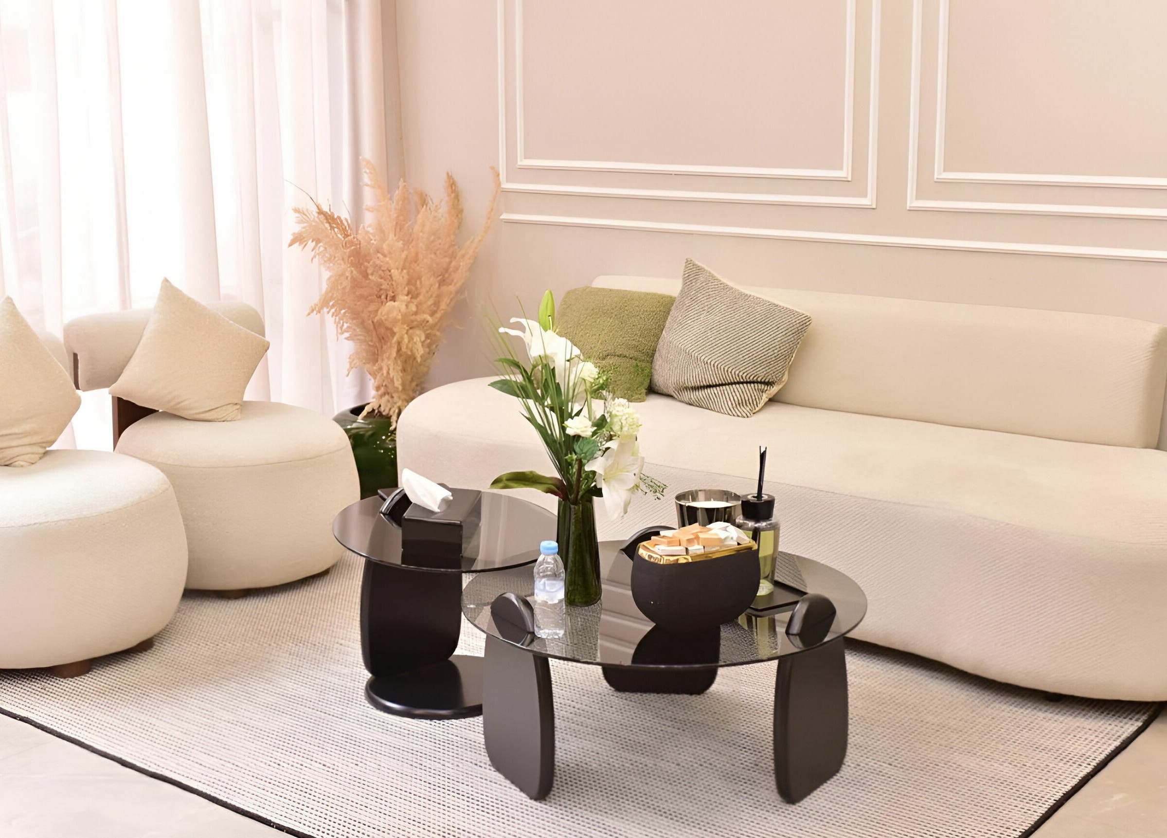 Espace détente chic chez Karppes uptown, Casablanca, Casablanca-settat, MA, avec canapé et tables modernes.