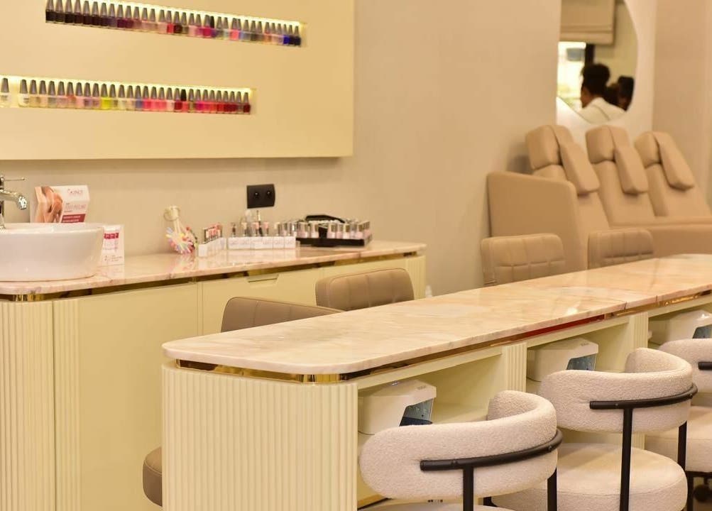 Intérieur moderne de Karppes uptown à Casablanca, Casablanca-settat, MA, avec sièges confortables et vernis à ongles.