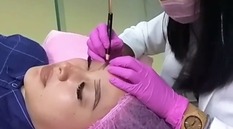 Eyebrow shaping at Pink Me Up Studio - Mall Poins Square in Daerah Khusus Ibukota Jakarta, ID.