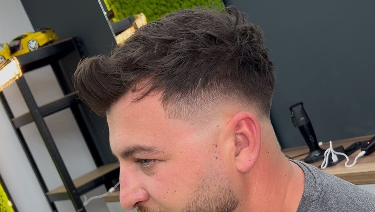 Tunsoare modernă la salonul Adelina din Pitești, Județul Argeș, RO, evidențiind coafuri de stil.