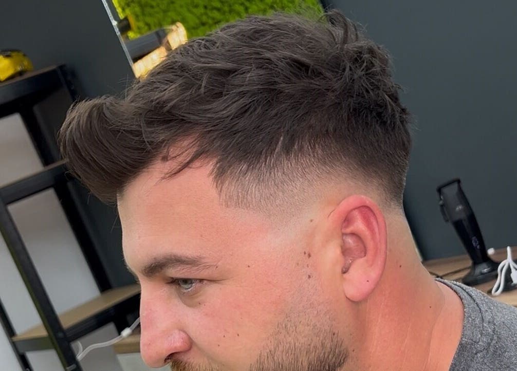 Tunsoare modernă la salonul Adelina din Pitești, Județul Argeș, RO, evidențiind coafuri de stil.