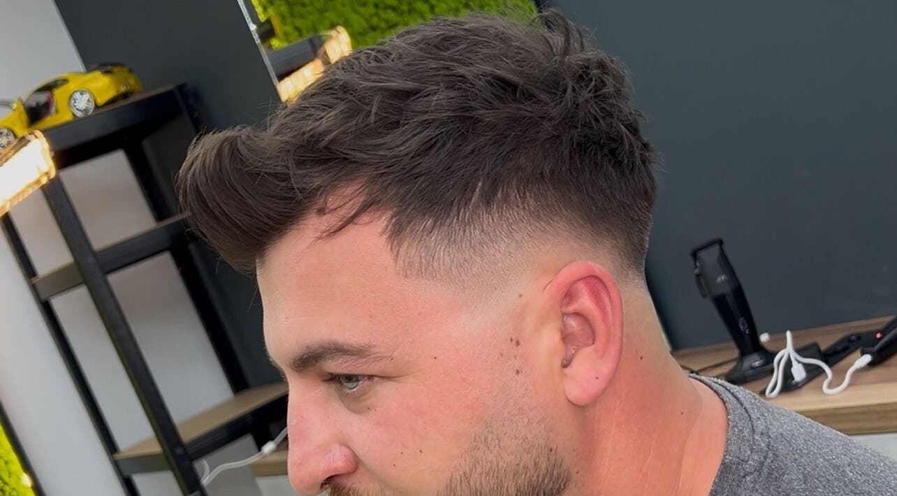 Tunsoare modernă la salonul Adelina din Pitești, Județul Argeș, RO, evidențiind coafuri de stil.