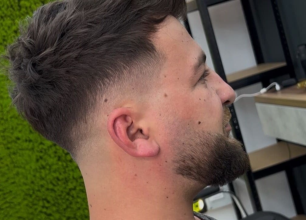 Tuns modern bărbați la Adelina, Pitești, Județul Argeș, RO, pentru un look stilat și îngrijit.