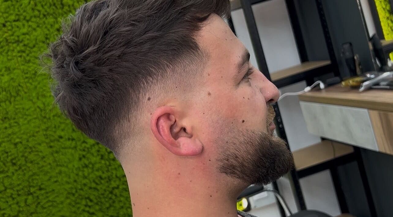 Tuns modern bărbați la Adelina, Pitești, Județul Argeș, RO, pentru un look stilat și îngrijit.