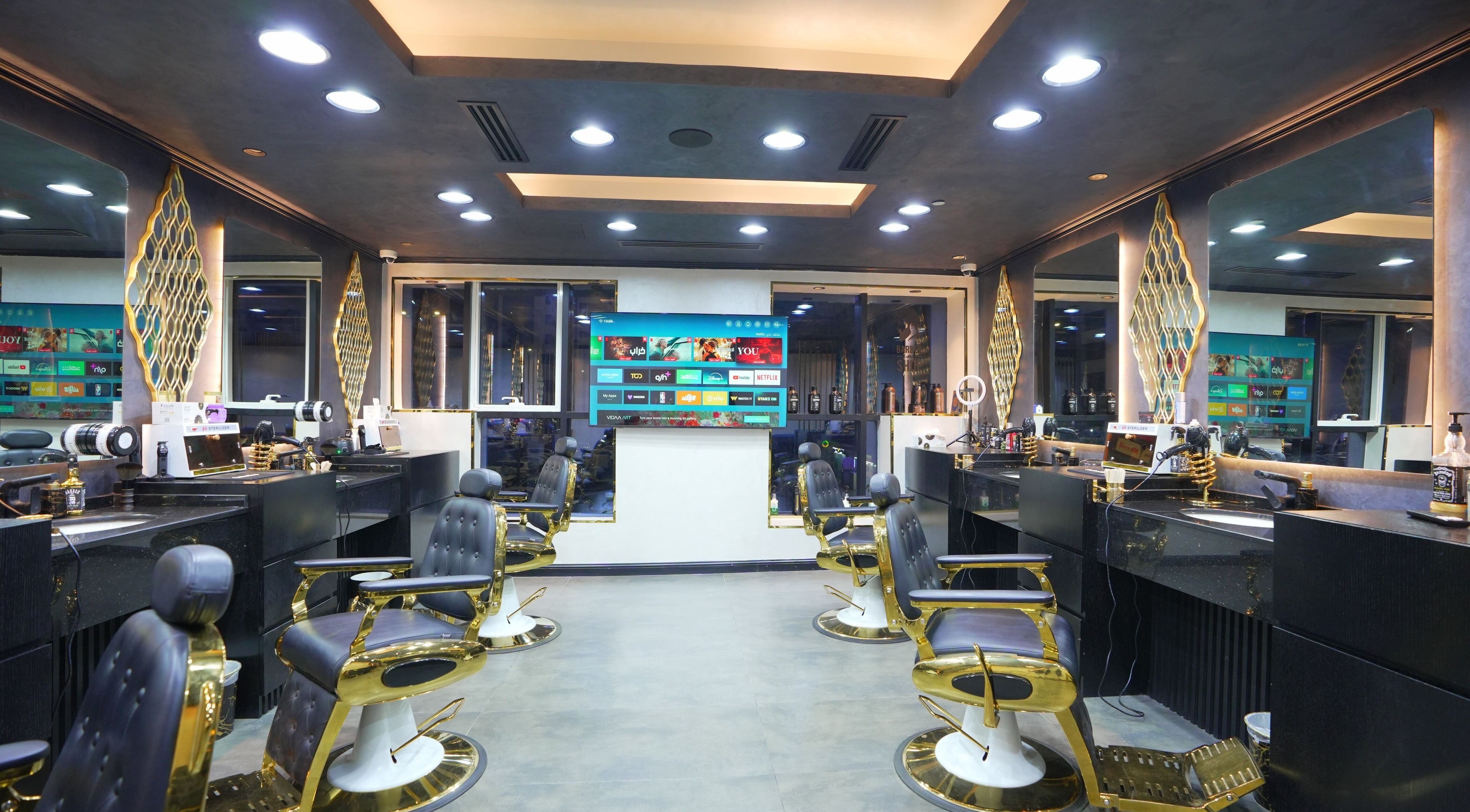 تصميم داخلي فاخر في No name salon & spa في أبو ظبي، أبو ظبي، AE، يظهر كراسي حديثة ومنطقة تصفيف أنيقة.