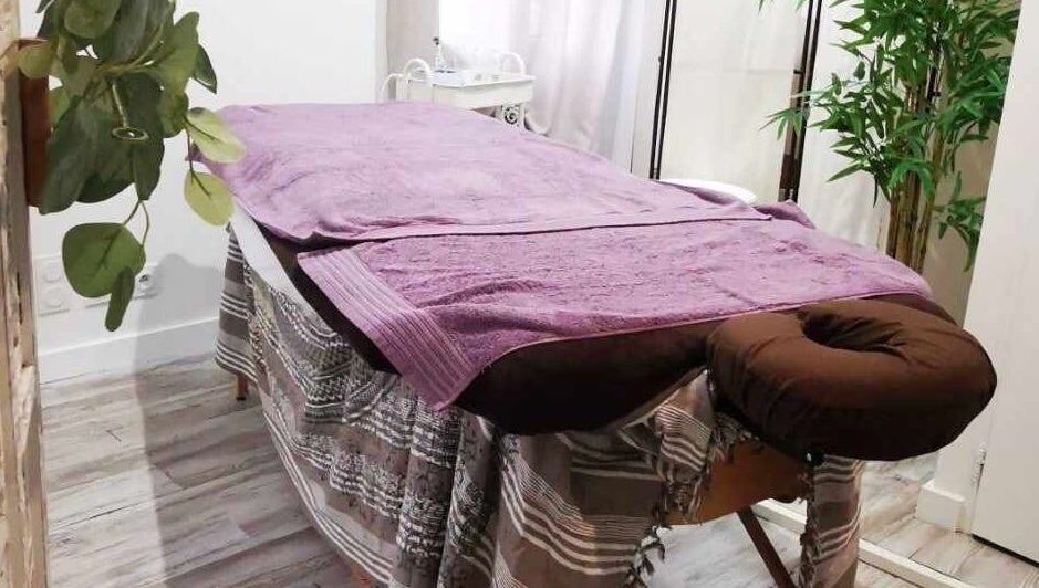 Salle de massage relaxante à Métamorph'Ose, Lusigny-sur-Barse, Grand Est, FR, avec table et plantes décoratives.