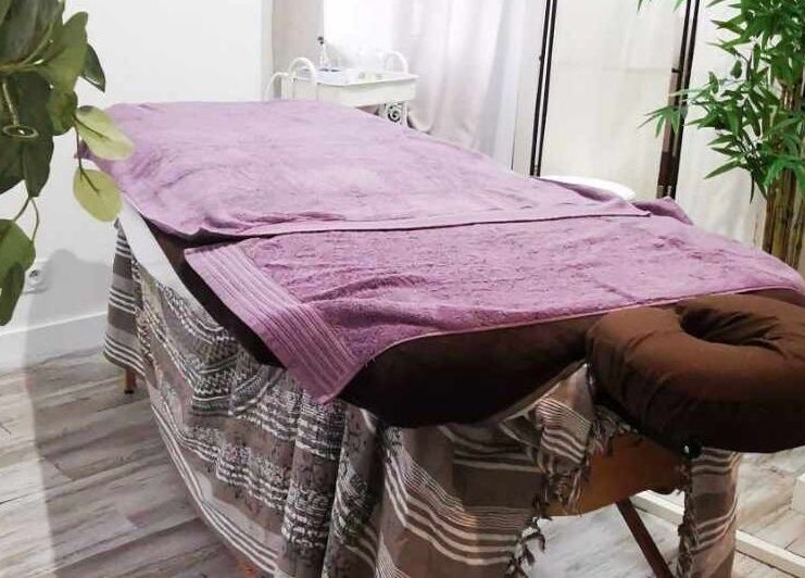 Salle de massage relaxante à Métamorph'Ose, Lusigny-sur-Barse, Grand Est, FR, avec table et plantes décoratives.