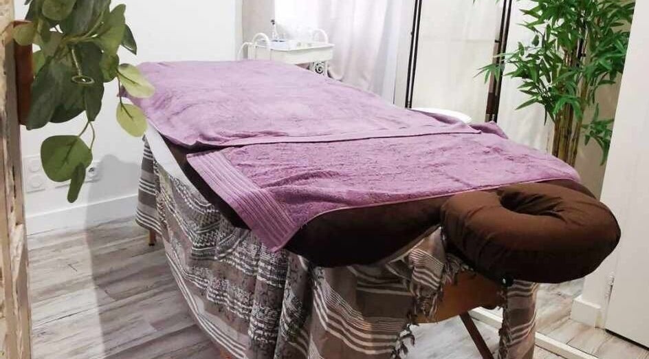 Salle de massage relaxante à Métamorph'Ose, Lusigny-sur-Barse, Grand Est, FR, avec table et plantes décoratives.