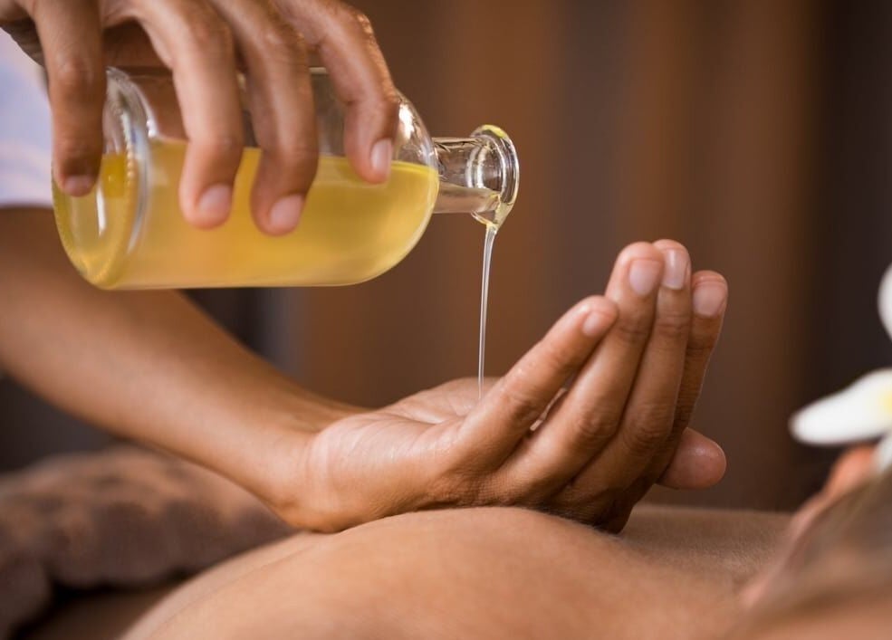 Massage avec huile à Métamorph'Ose, Lusigny-sur-barse, Grand Est, FR, pour un moment de détente exclusif.