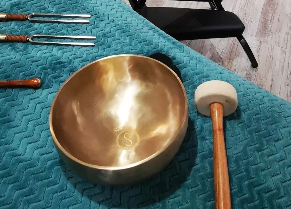 Bol chantant et maillets à Métamorph'Ose, Lusigny-sur-Barse, Grand Est, FR pour une relaxation profonde.