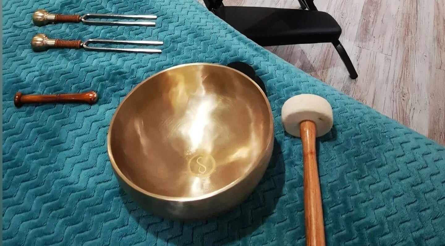 Bol chantant et maillets à Métamorph'Ose, Lusigny-sur-Barse, Grand Est, FR pour une relaxation profonde.