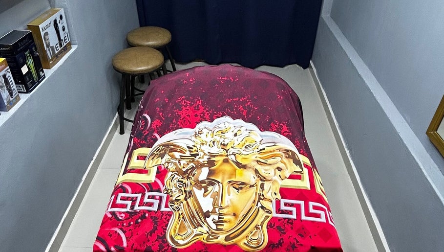 Silla de barbero con diseño elegante en Adn Barber Shop, Los Mochis, Sinaloa, MX.