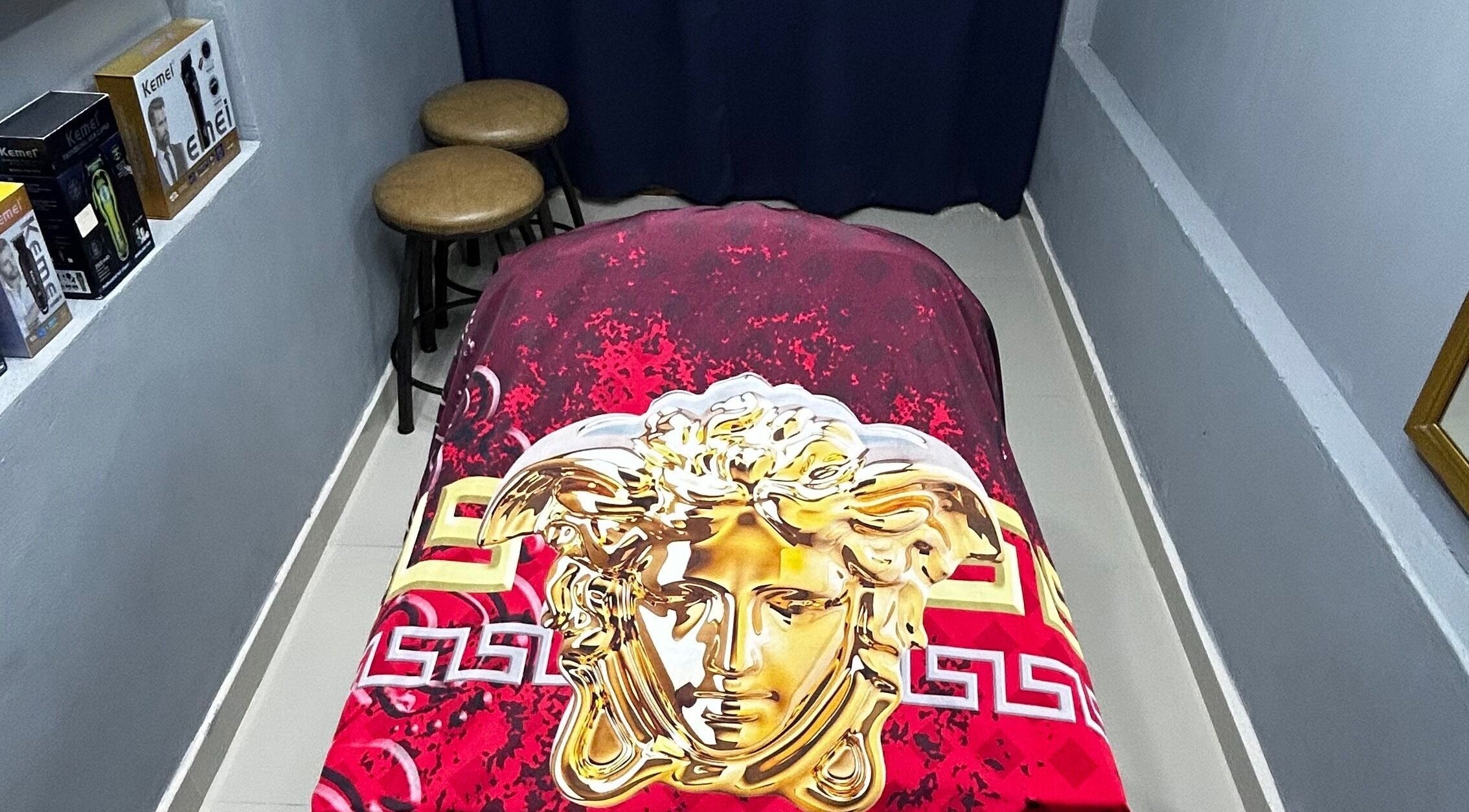 Silla de barbero con diseño elegante en Adn Barber Shop, Los Mochis, Sinaloa, MX.