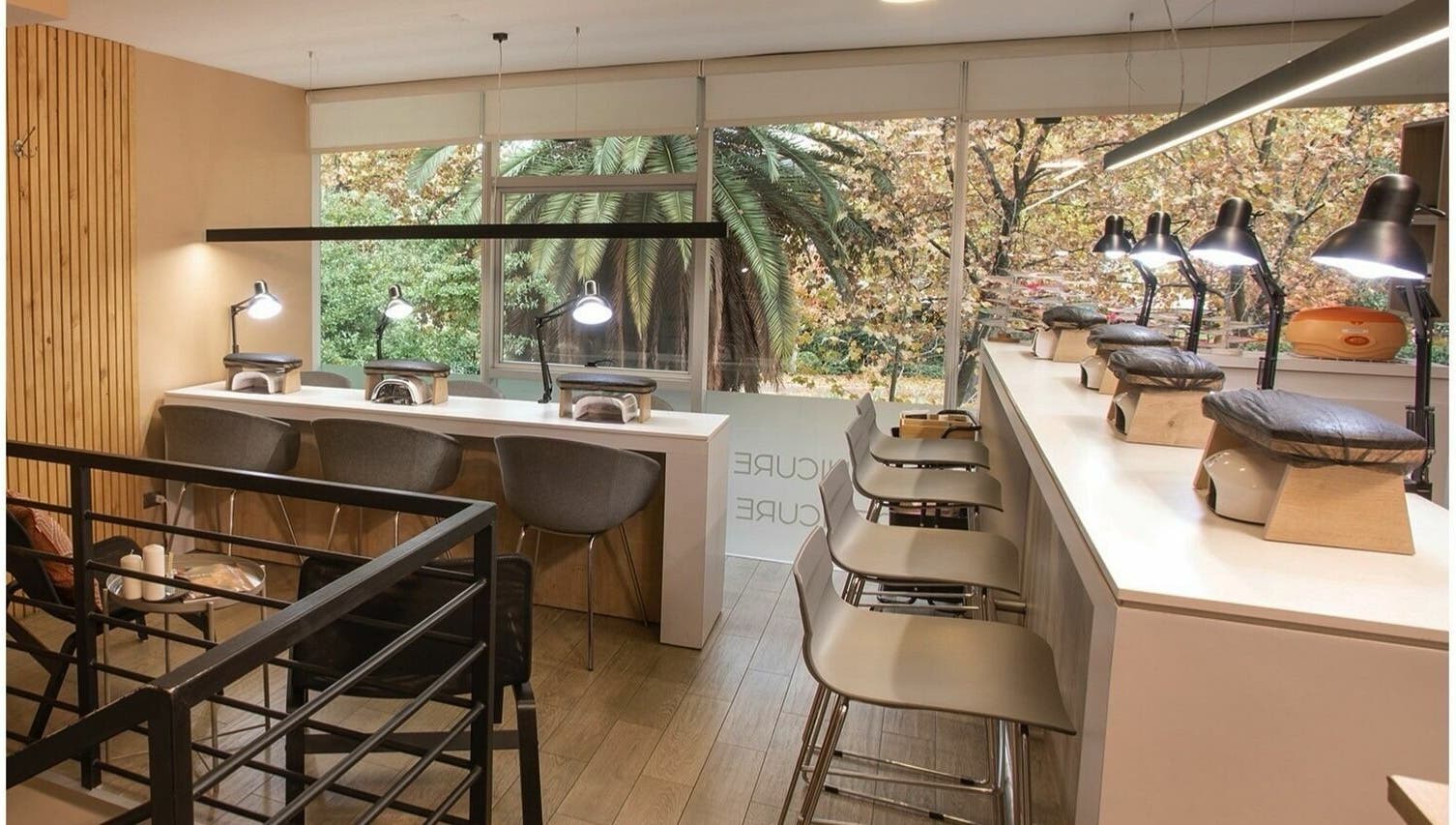 Estación moderna y elegante en Nails Bar, Santiago, Región Metropolitana, CL, con vista a la naturaleza.