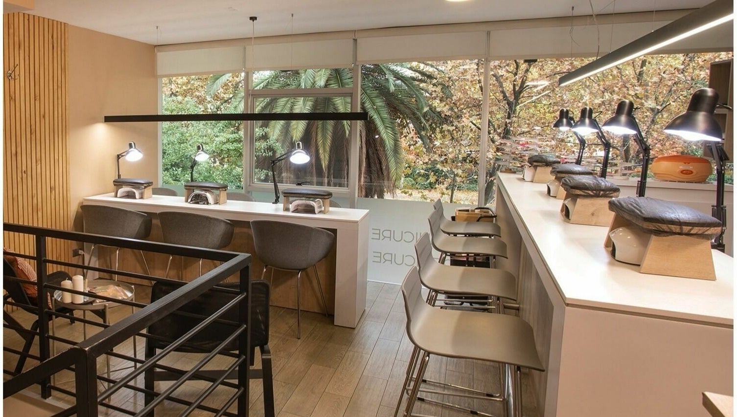 Estación moderna y elegante en Nails Bar, Santiago, Región Metropolitana, CL, con vista a la naturaleza.