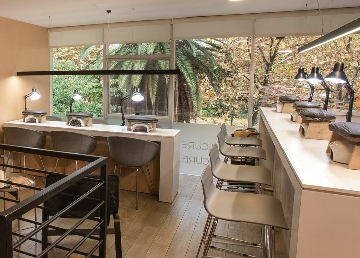 Estación moderna y elegante en Nails Bar, Santiago, Región Metropolitana, CL, con vista a la naturaleza.