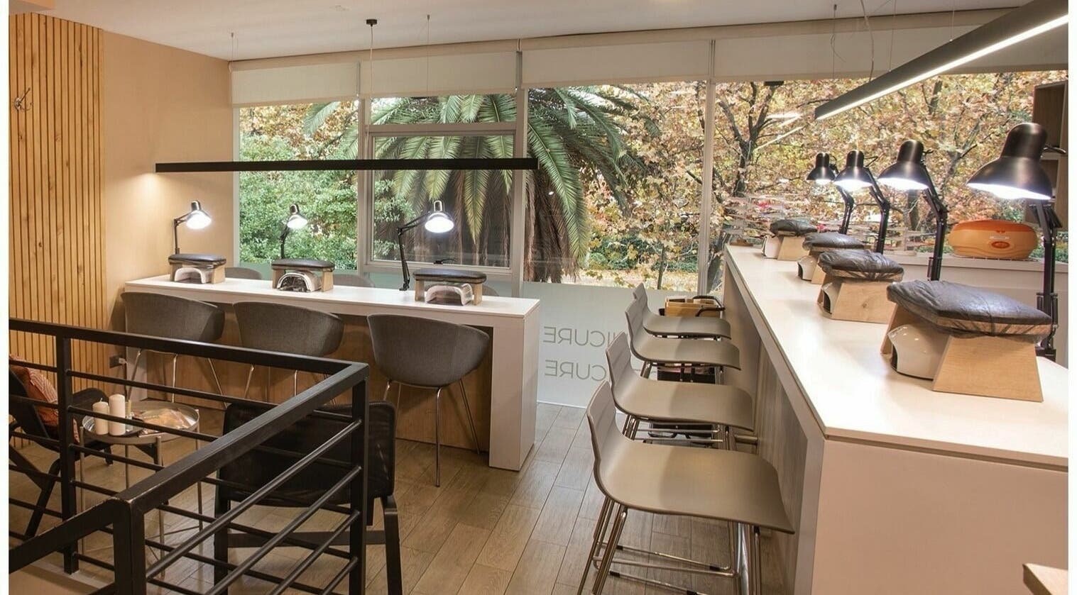 Estación moderna y elegante en Nails Bar, Santiago, Región Metropolitana, CL, con vista a la naturaleza.