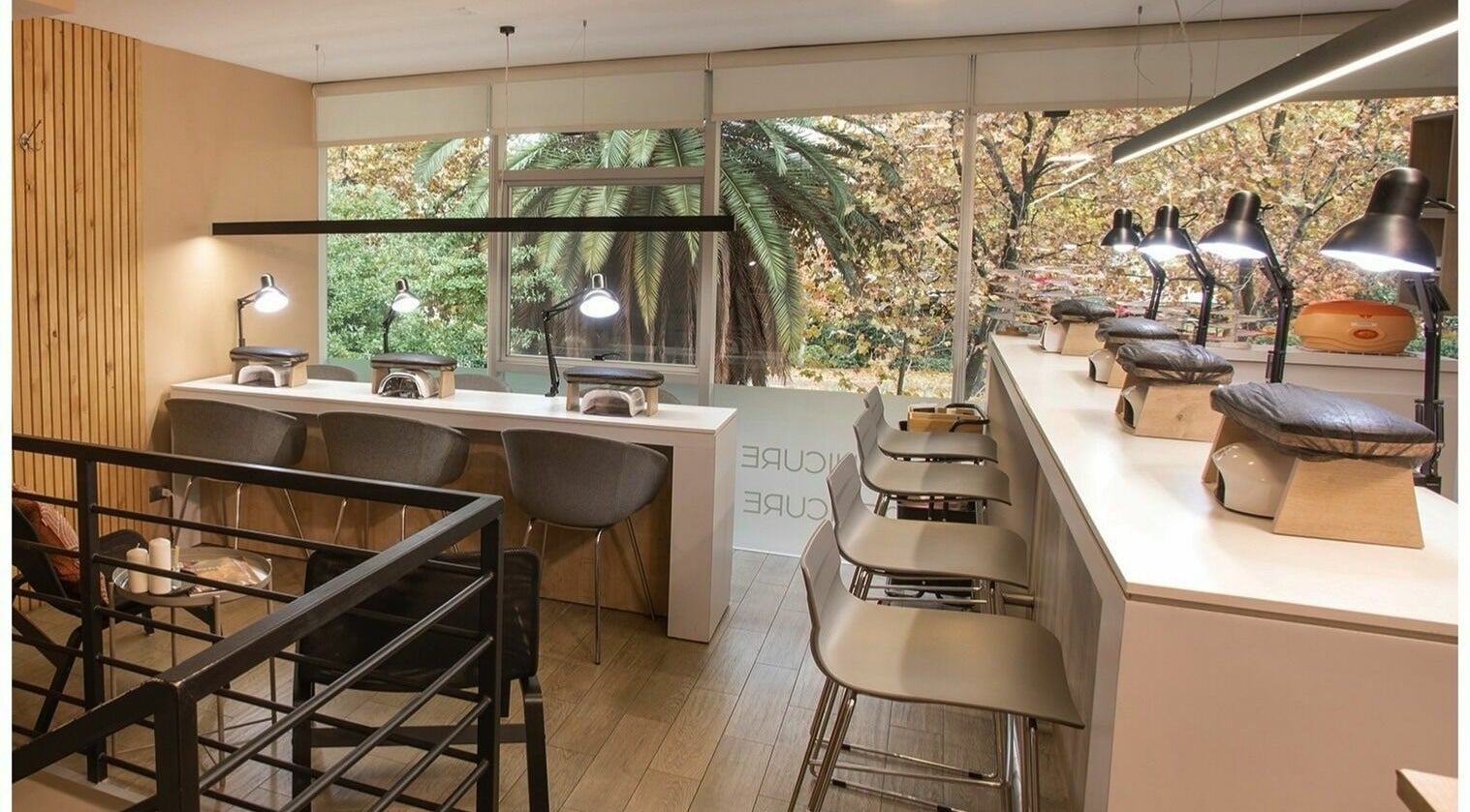 Estación moderna y elegante en Nails Bar, Santiago, Región Metropolitana, CL, con vista a la naturaleza.