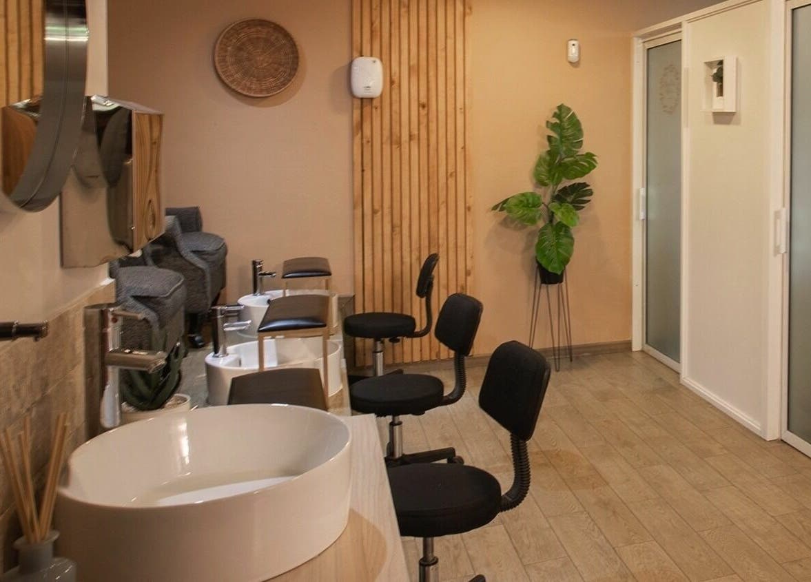 Interior moderno de Nails Bar en Santiago, Región Metropolitana, CL con sillas y lavamanos elegantes.