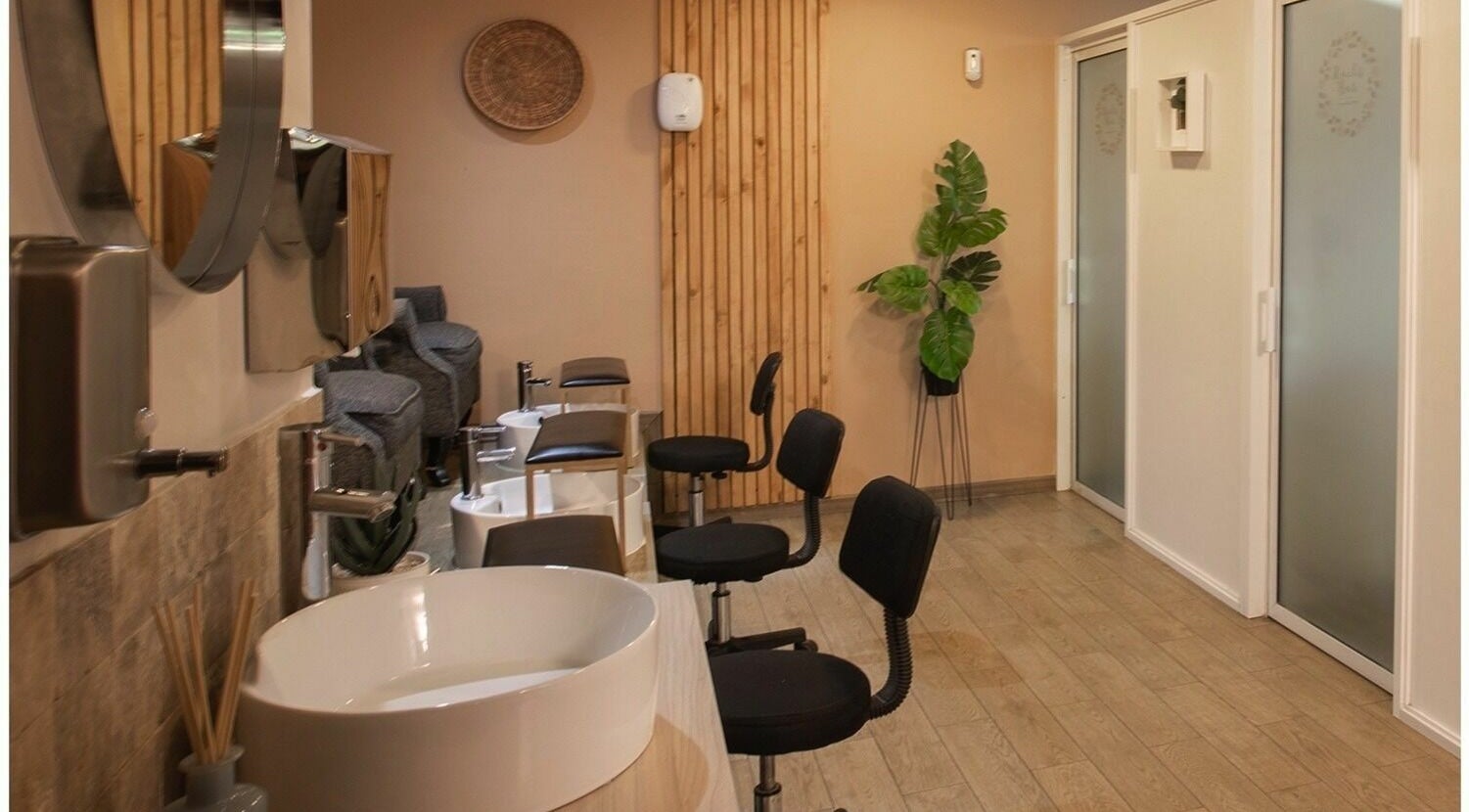 Interior moderno de Nails Bar en Santiago, Región Metropolitana, CL con sillas y lavamanos elegantes.